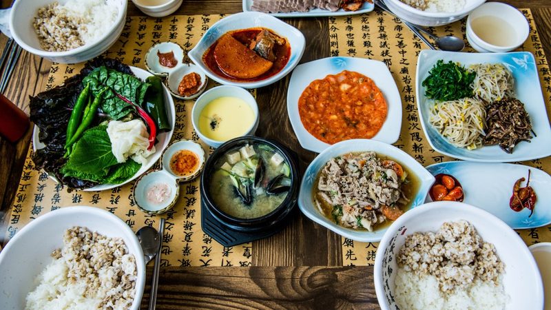 食材配送中心建设：资质要求与关键要素**